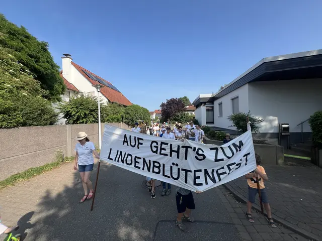 Auf geht's zum Lindenblütenfest! Zur Fest-Eröffnung ziehen die Musiker der Maximiliansauer Harmonie durch den Ort. | Foto: Markus Burck