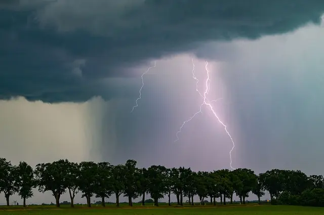 Es kann Gewitter geben. (Archivbild)  | Foto: Patrick Pleul/dpa