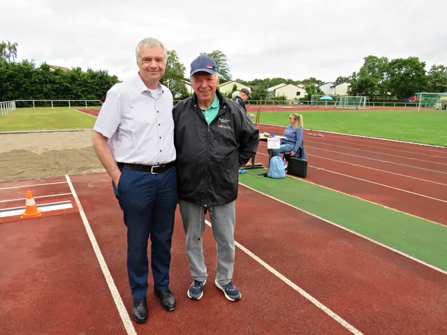 Bürgermeister Andreas Poignée und Sportabzeichenbeauftragter Hans Koob  | Foto: Brigitte Melder