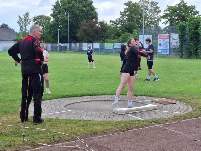 Emma Schubert beim Kugelstoß unter den Augen von Edgar Christ | Foto: Brigitte Melder