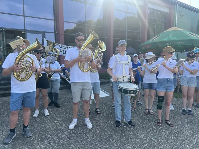 Livemusik unter freiem Himmel beim Fassanstich und auf der Freilichtbühne gibt es beim Lindenblütenfest zu hören. | Foto: Markus Burck
