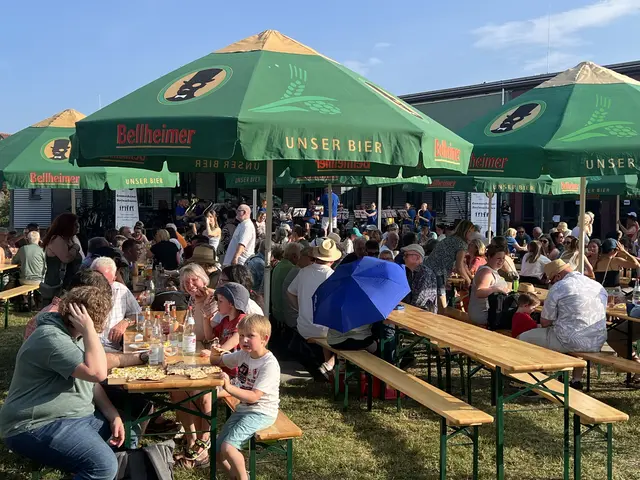 Essen, Getränke und jede Menge nette Leute: auf der Tullawiese herrscht beim Lindenblütenfest gute Stimmung.  | Foto: Markus Burck