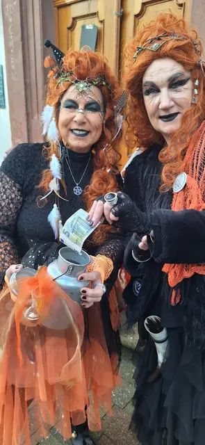 Vorm Stadthaus landen die ersten Euros in der Hexenmilchkanne!
Zabaionehexe und Silberhexe - das perfekte Hexen-Sammel-Duo! | Foto: Privat
