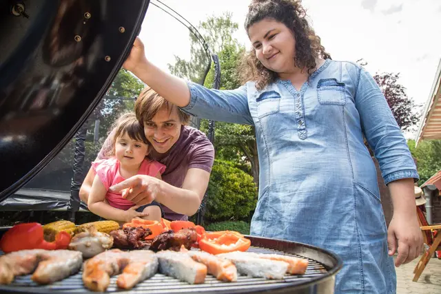 Grillen mit Vorsicht: Wegen ihres geringeren Körpergewichts und eines weniger ausgereiften Entgiftungssystems reagieren Kinder empfindlicher auf Schadstoffe im Grillgut. | Foto: dpa