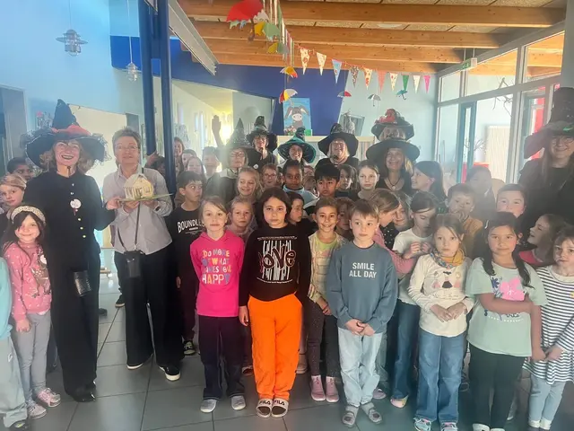 Kea Jacobi (Schulleiterin) freut sich mit den Kindern über 2800,-Euro fürs Spielhäuschen. Grundschule am Ritterstein, Sausenheim. | Foto: Privat