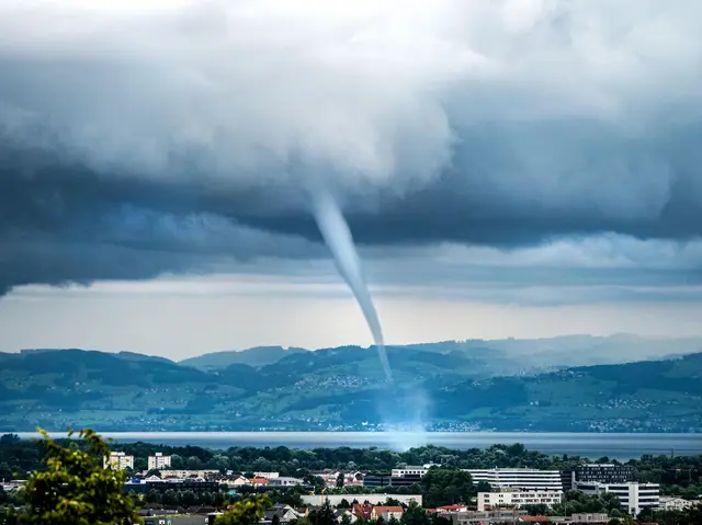 Unberechenbare Naturgewalt: Tornados entstehen meist im Zusammenhang mit Gewittern und sind schwer vorherzusagen  | Foto: dpa