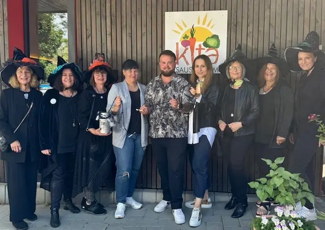 2800,- Euro an der Zauberschnur der Sausrummer Hexen - KITA Sausenheim.
Von links nach rechts: Katzenhexe Birgit, Dubbehex Andrea, Spiddelhex Annette, stellvertr. Kita-Leitung Tatjana Hamme, Erzieher Philipp Roerig, Erzieherin Jana Messmer, Feuerhexe Claudia, Knusperhexe Kerstin und Tüfftelhex Jenny. | Foto: Privat