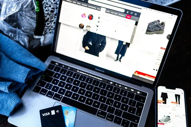 Bestellungen aus Ländern außerhalb der EU werden durch neue Zollgebühren spürbar teurer, was Käuferinnen und Käufer beim nächsten Online-Einkauf direkt im Geldbeutel trifft. | Foto: dpa