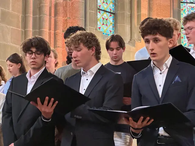 Voll besetztes Haus in der Abteilkirche in Offenbach zur Sommerserenade des Paul-Schneider Gymnasiums Meisenheim | Foto: Karl Hassbach