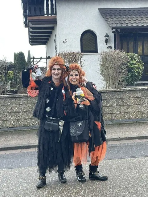 Gute Laune auch in Sausenheim!
Silberhexe Anja mit Zabaionehex Sonja. | Foto: Privat