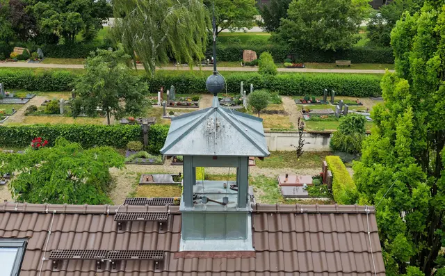 Der leere Glockenturm von der Friedhofskapelle in Edingen im Rhein-Neckar-Kreis.  | Foto: Bernd Weißbrod/dpa