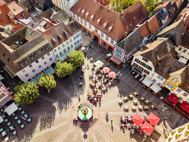 Unbekannte beschädigten in den frühen Morgenstunden Tische und Stühle mehrerer Gastronomiebetriebe am Marktplatz in Neustadt an der Weinstraße. Die Polizei ermittelt wegen Sachbeschädigung und sucht Zeugen. | Foto: Pfalz Touristik, Fachenbach Medien