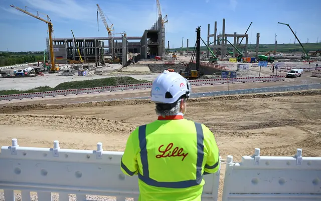 Die Bauarbeiten in Alzey laufen, doch soll das neue Werk nun mit einer verminderten Kapazität 2027 an den Start gehen. (Archivbild) | Foto: Arne Dedert/dpa
