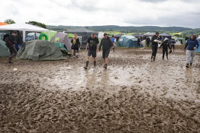Viele Camper setzen auf Gummistiefel, um trockene Füße zu behalten.  | Foto: Thomas Frey/dpa
