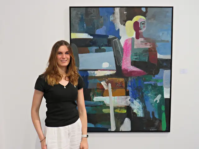 Katarina Lauth neben einem Gemälde von Alex Bär | Foto: Brigitte Melder