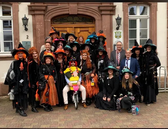 Fröhliche Gesichter beim Sturm auf das Rathaus am schmutzigen Donnerstag. Mimmo, Bürgermeister der guten Laune inmitten der rührigen Hexen.  | Foto: Privat