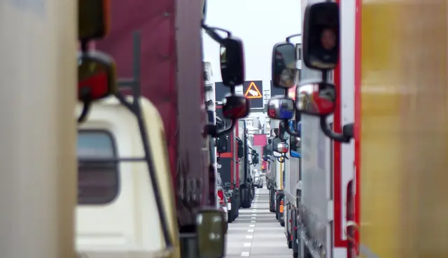 Immer alles im Blick: Doch müssen Lkw-Fahrer auch im Stau beim Anfahren in alle Spiegel schauen? Diese Frage war vor Gericht zentral. | Foto: dpa
