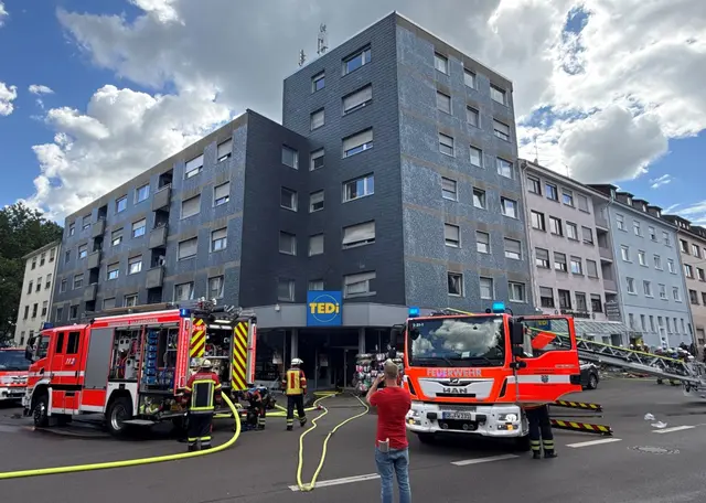 Die Feuerwehr löschte den Brand in dem Gebäude rasch. | Foto: Torsten Kremers/dpa