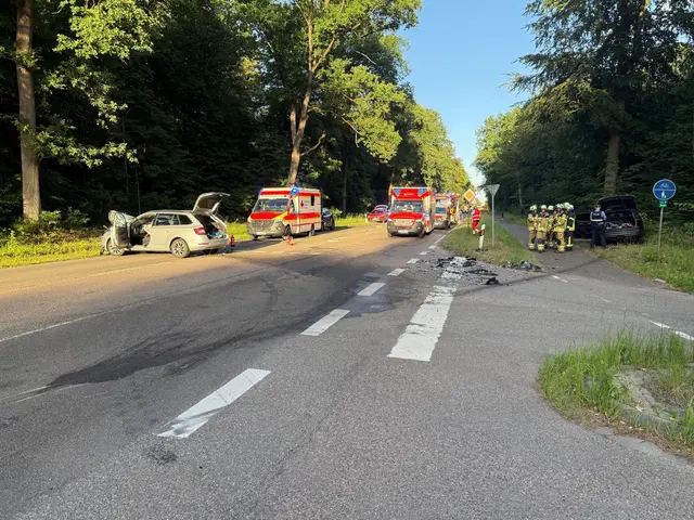 Nach einem Frontalunfall auf der Iggelheimer Straße bei Speyer wurden drei Menschen verletzt. Die Verbindung zwischen Speyer und Böhl-Iggelheim musste zeitweise komplett gesperrt werden. | Foto: Brand- und Katastrophenschutz der Stadt Speyer