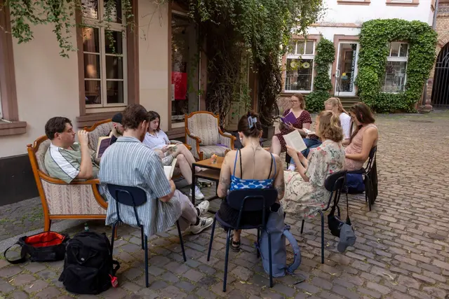 Gemeinsam und doch irgendwie auch für sich mit dem Buch, das ist Teil des Konzepts des Silent Book Clubs in Mainz und anderer vergleichbarer Angebote.  | Foto: Helmut Fricke/dpa
