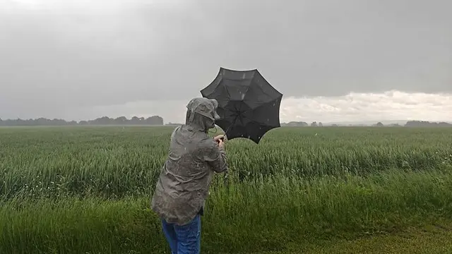 Starkregen-Schäden sind oft nicht in der normalen Wohngebäudeversicherung enthalten. Entscheidend ist, ob eine Elementarschadenversicherung vereinbart ist und ob Rückstau mitversichert wurde. | Foto: © GDV / Scheper-Stuke