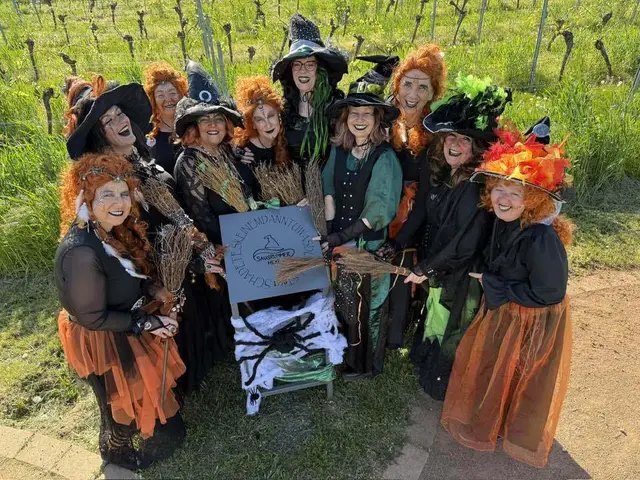 Beliebter Treffpunkt der Hexen am Platz der Begegnung in Sausenheim. 
Hier an der Sausrummer Hexentafel im Sonnenschein.
Von links nach rechts: Zabaionehex Sonja, Hopfelhex Suse, Wingertshex Elke, Dubbehex Andrea, Silberhex Anja, Blitzhex Sabine, Mondhexe Sabine, Anwärterhexe Beate, Notenhexe Elke und Anwärterhexe Patty.  | Foto: Privat