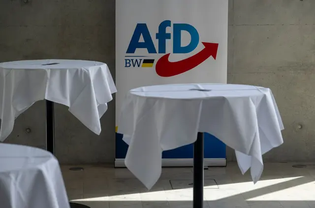 Die AfD-Delegierten zeigten sich nicht begeistert von der Geburtstagsüberraschung.  | Foto: Stefan Puchner/dpa