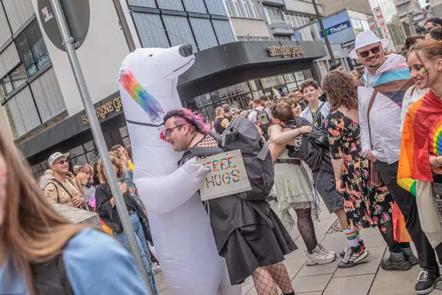 Bunt, politisch, bewegend: Der CSD in Karlsruhe | Foto: Paul Needham