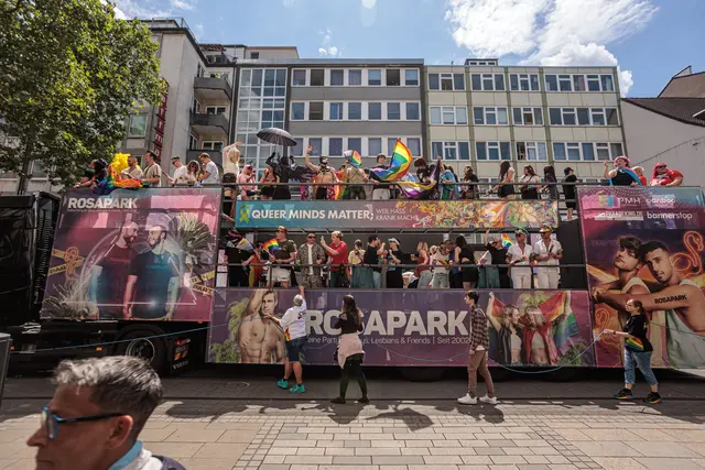 Bunt, politisch, bewegend: Der CSD in Karlsruhe | Foto: Paul Needham