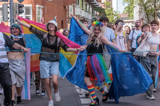 Bunt, politisch, bewegend: Der CSD in Karlsruhe | Foto: Paul Needham