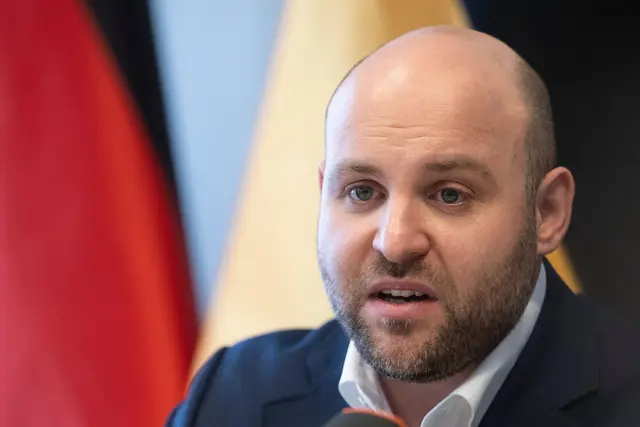 Frohnmaier kommt eben erst von einer umstrittenen Reise nach Russland zurück. | Foto: Marijan Murat/dpa