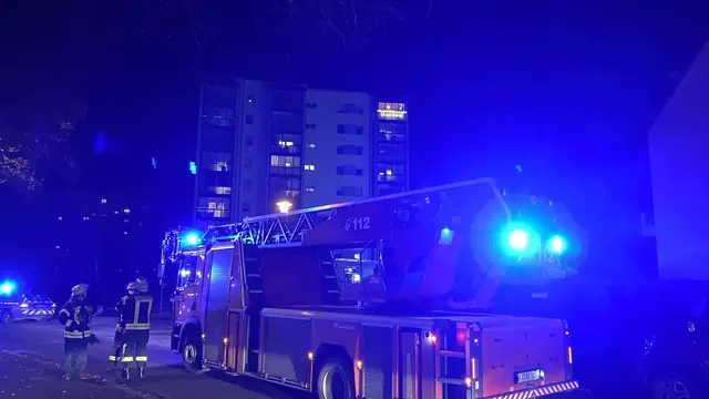Großbrand in einem Mehrfamilienhaus in der Isseler Straße in Schweich: 13 Menschen sind betroffen, eine Person wurde schwer verletzt per Rettungshubschrauber in eine Spezialklinik gebracht. Das Feuer griff während der Löscharbeiten auch auf einen angrenzenden Neubau über. | Foto: Kim Rileit