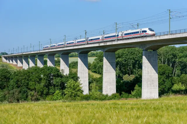 Ein ICE 3neo der Deutschen Bahn fährt als neuer Sommer-ICE von Köln bis nach Ostende. Die Wochenendverbindung erleichtert die direkte Reise an die belgische Nordseeküste. | Foto: Deutsche Bahn AG / Frank Barteld
