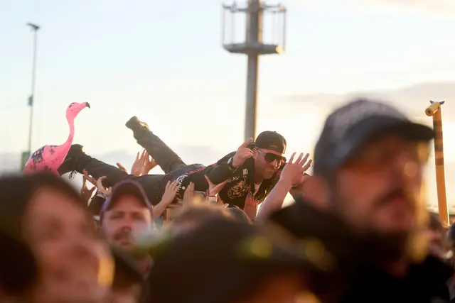 Das Wetter verschonte die Fans bei während der Konzerte am ersten Festivaltag.  | Foto: Thomas Frey/dpa