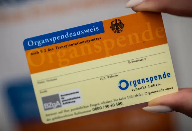 Wer sich dafür entscheidet, Organspender zu werden, kann dies mit einem Ausweis dokumentieren. (Archivbild) | Foto: Michael Kappeler/dpa