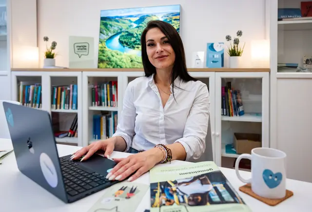 Isabelle Piwonka, Projektleiterin und Juristin der Meldestelle Saarland, sitzt an ihrem Schreibtisch im Büro der saarländischen Meldestelle gegen Hass und Diskriminierung. | Foto: Laszlo Pinter/dpa