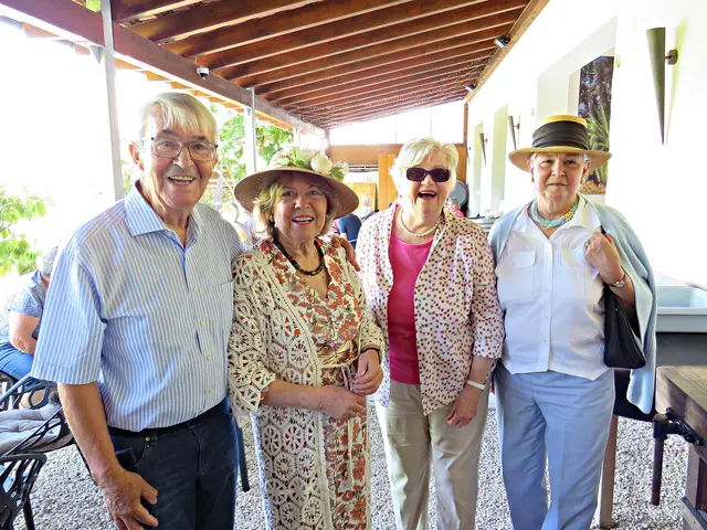 Altbürgermeister (1989-2007) von Böhl-Iggelheim Reinhard Roos mit gleich drei Frauen | Foto: Brigitte Melder