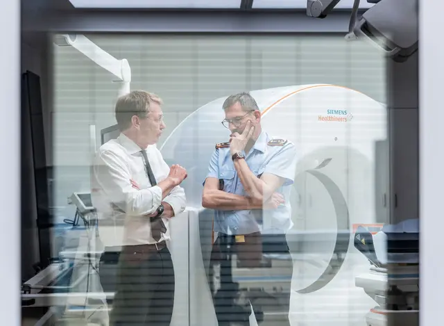 Jürgen Graf (l.) ist Ärztlicher Direktor der Frankfurter Uniklinik, Johannes Backus (r.) leitet das Kommando Gesundheitsversorgung der Bundeswehr.  | Foto: Andreas Arnold/dpa