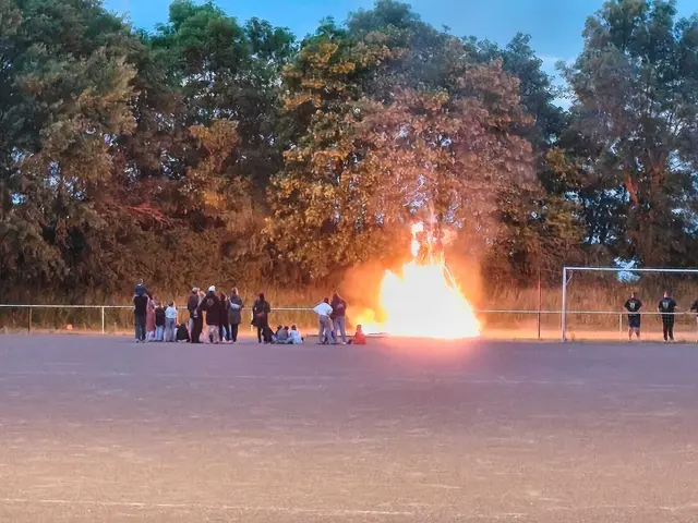 Maibaumverbrennung Kriegsfeld  | Foto: Ralf Schmidt