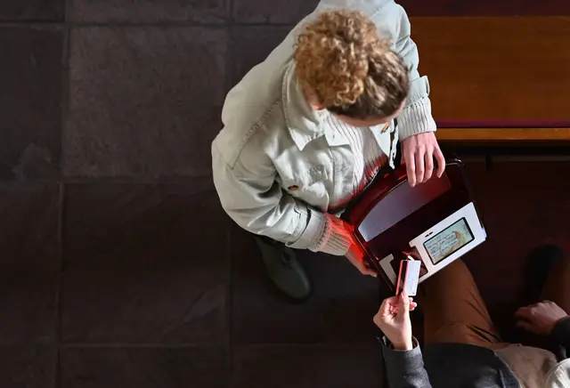 In manchen Kirchen sind digitale Klingelbeutel im Einsatz. (Symbolbild) | Foto: Lars Penning/dpa