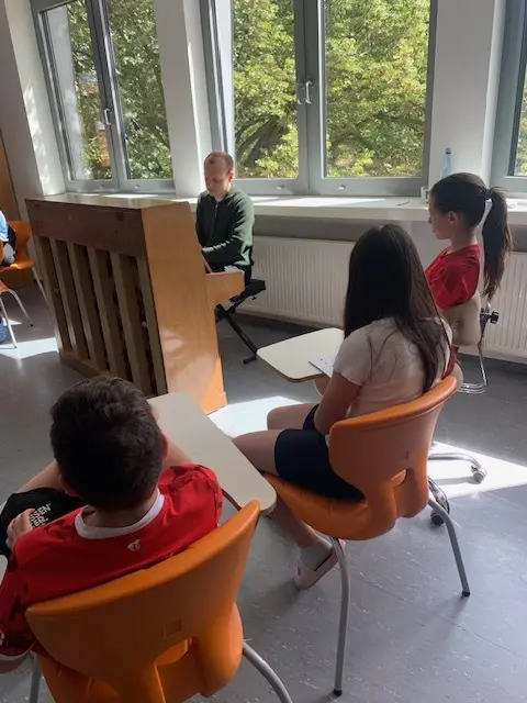 Seth Schultheis, mehrfach preisgekrönter Pianist, gab den Kindern eine kleine Kostprobe seines Konzertprogramms und beantwortete Fragen zu seinem Leben | Foto: Grundschule Kirchheimbolanden/gratis