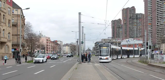 Gesamtüberblick: Ganz rechts vom Messplatz kommend überquert man die Schienen des ÖPNV. In der Mitte sieht man den schmalen Streifen, auf dem man warten muss, wenn die Ampel Richtung Schimperstraße rot ist bzw. wenn man Richtung Messplatz möchte und gerade eine Bahn kommt.  | Foto: Fuß e.V.