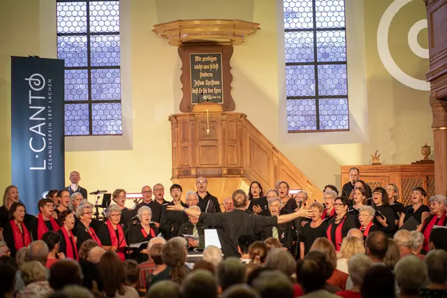 Gemeinsam auf der Bühne: Der Traditions-Chor und L•Canto sangen beim Konzert „Mad World“ die Zugabe „Always Look on The Bright Side“. | Foto: Max Kany