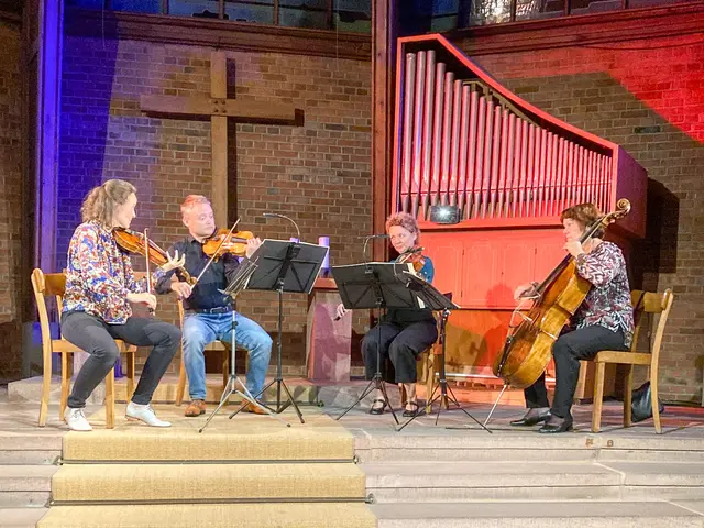 Das „Orchester des Wandels Ludwigshafen“ (hier als Quartett) sorgt für Konzert-Atmosphäre in der Melanchthonkirche.   | Foto: Prot. Dekanat LU/Wagner