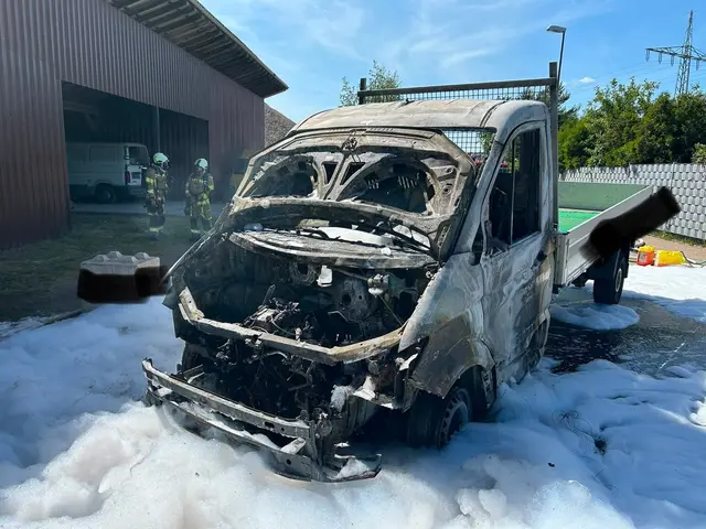 Die Feuerwehr brachte den Brand unter Kontrolle. Der Pritschenwagen wurde allerdings ein Opfer der Flammen. | Foto: Feuerwehr Rodenbach