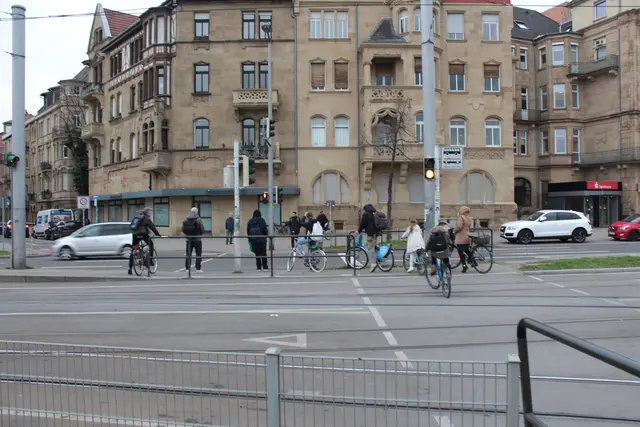 Vom Messplatz kommend Richtung Schimperstraße gibt es nach Angaben der Akteure oft einen gefährlichen Rückstau - wie man auf dem Foto sieht, kann dieser sich auf den Straßenbahnschienen bilden. | Foto: Fuß e.V.