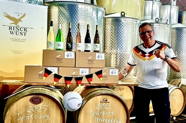 Hat zur Fußball-WM den ersten Wein-Matchplan gemeinsam mit seiner Frau Martina entwickelt: Winzer Matthias Wüst aus Heuchelheim-Klingen | Foto: Foto: M. Rinck-Wüst