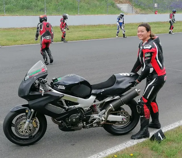 Cyra Rische aus Amorbach startet auf der Honda VTR 1000 | Foto: Klassik Motorsport