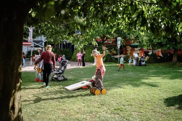 Das Kinderstrohhutfest in der Willy-Brandt-Anlage war erneut ein beliebter Treffpunkt für Familien. | Foto: Sebastian Weindel