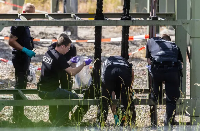 Aus Sicherheitskreisen heißt es, die Vorgehensweise deute auf linksextremistische Täter hin. | Foto: Christoph Schmidt/dpa